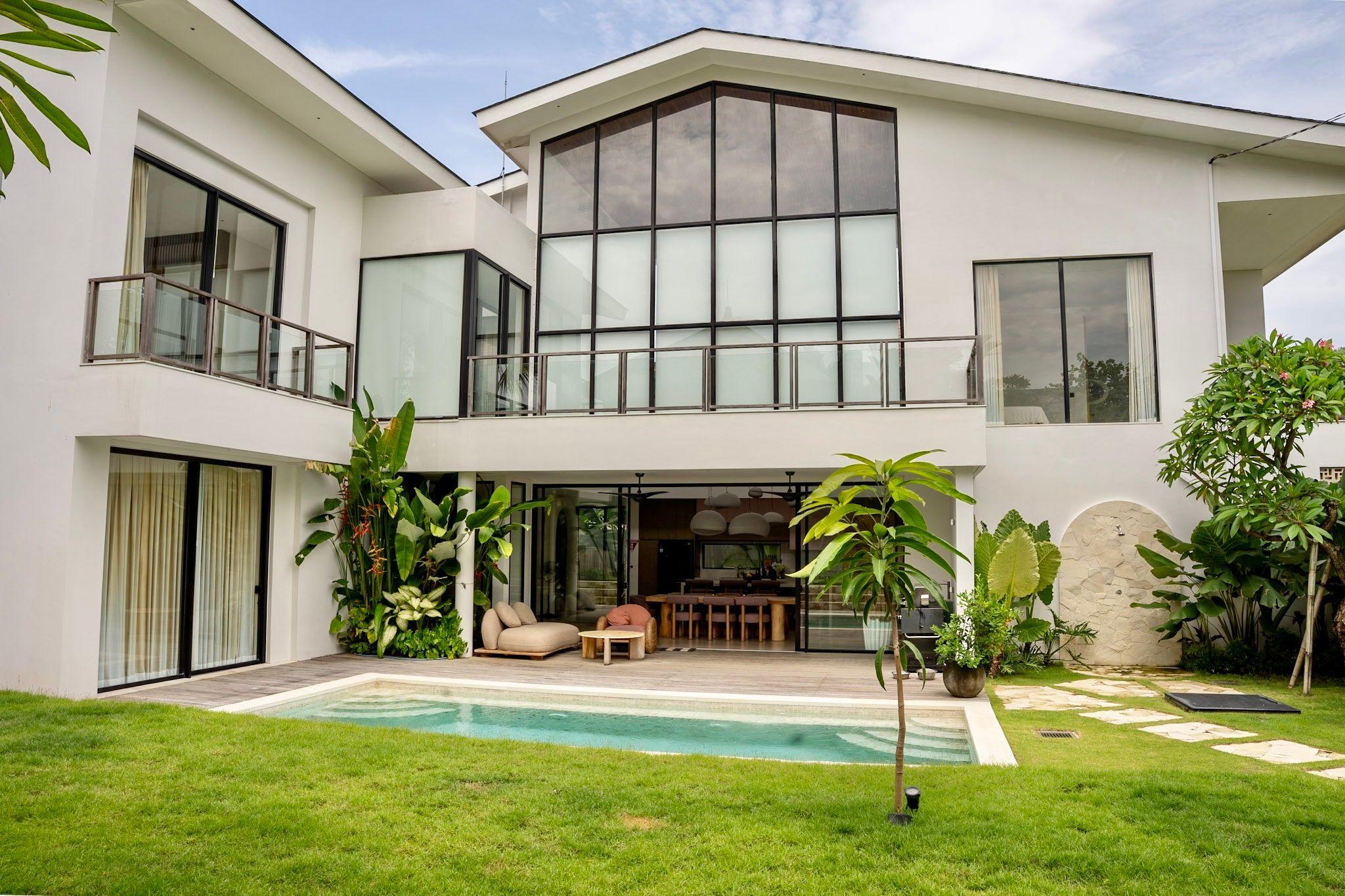 Villa Sampai - pool and deck